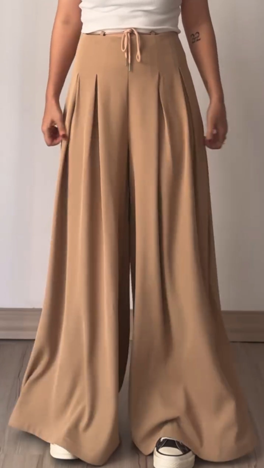 Casual flared culottes with a relaxed fit and pleated design for a modest look 06