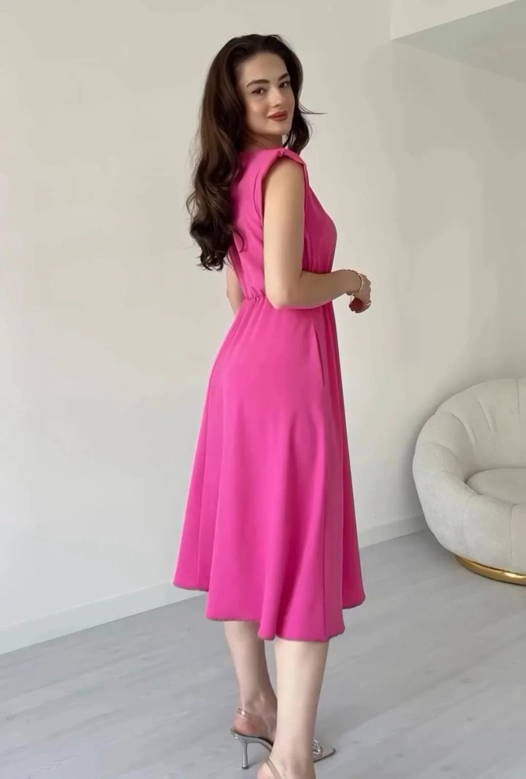 Elegant round-neck knee-length dress with a cinched waistline for women 03