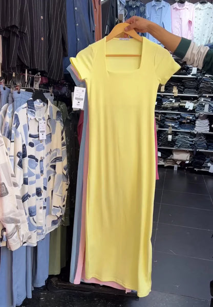 Short-sleeve bodycon maxi dress with a square neckline. 01