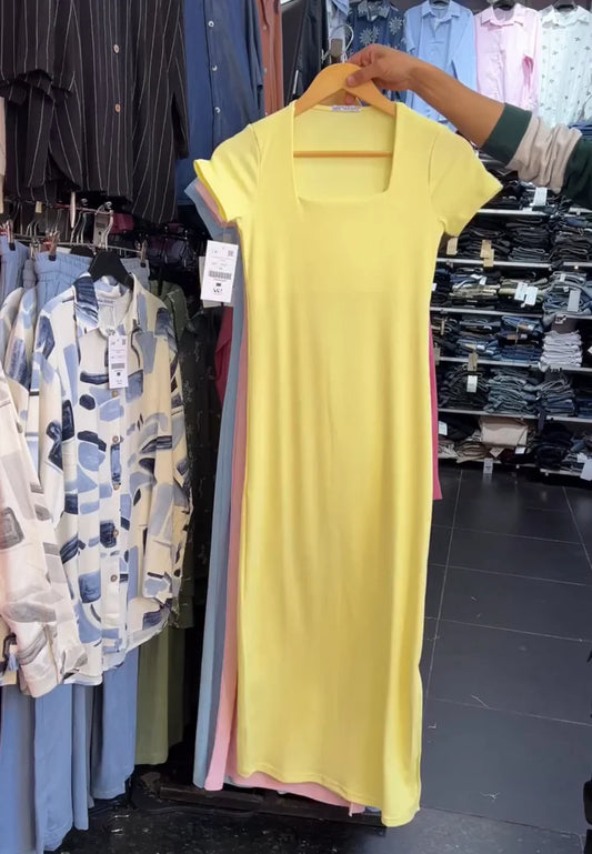 Short-sleeve bodycon maxi dress with a square neckline. 01