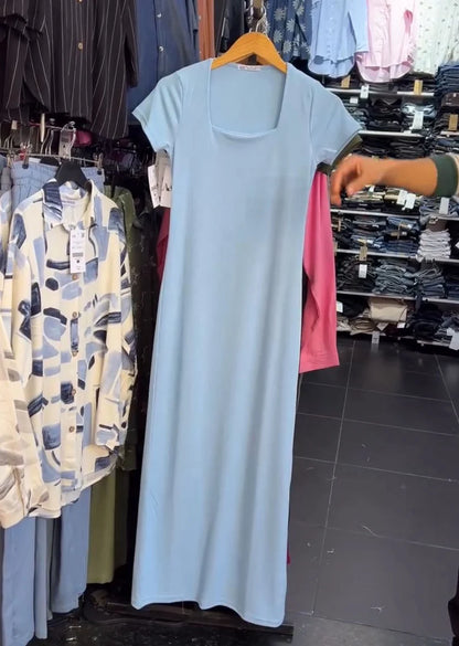 Short-sleeve bodycon maxi dress with a square neckline. 03