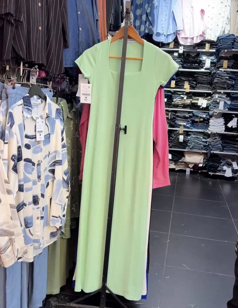 Short-sleeve bodycon maxi dress with a square neckline. 06