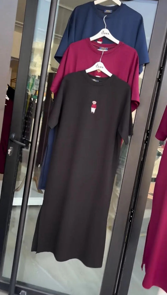 Short-sleeve jersey maxi dresses featuring an embroidered bear motif on the chest 01