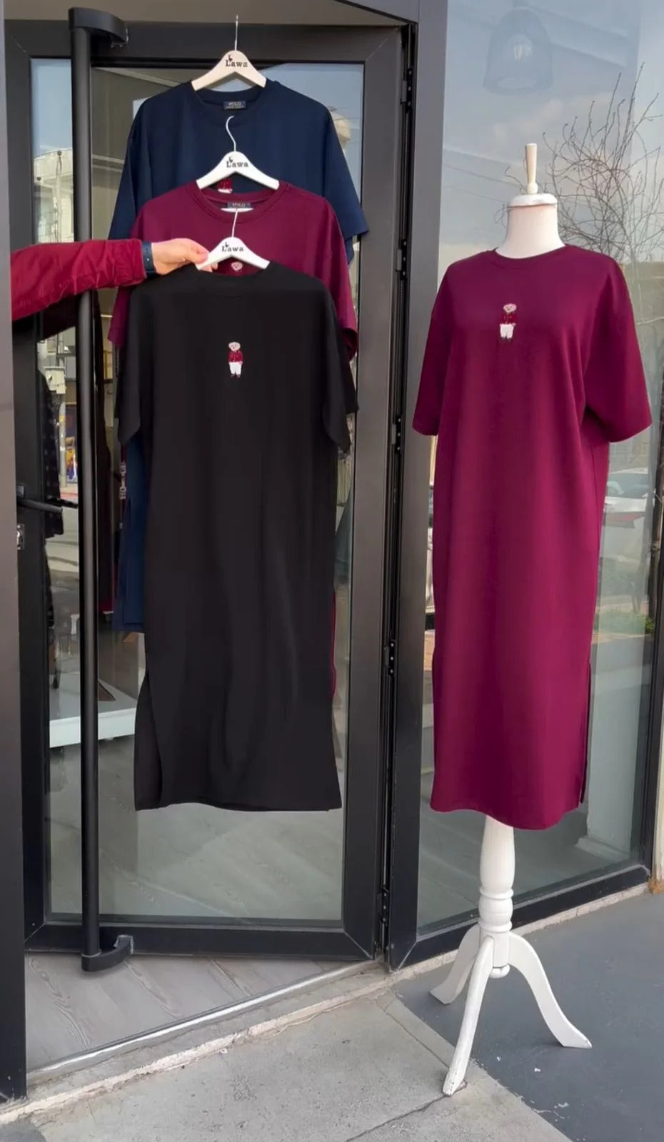 Short-sleeve jersey maxi dresses featuring an embroidered bear motif on the chest 02