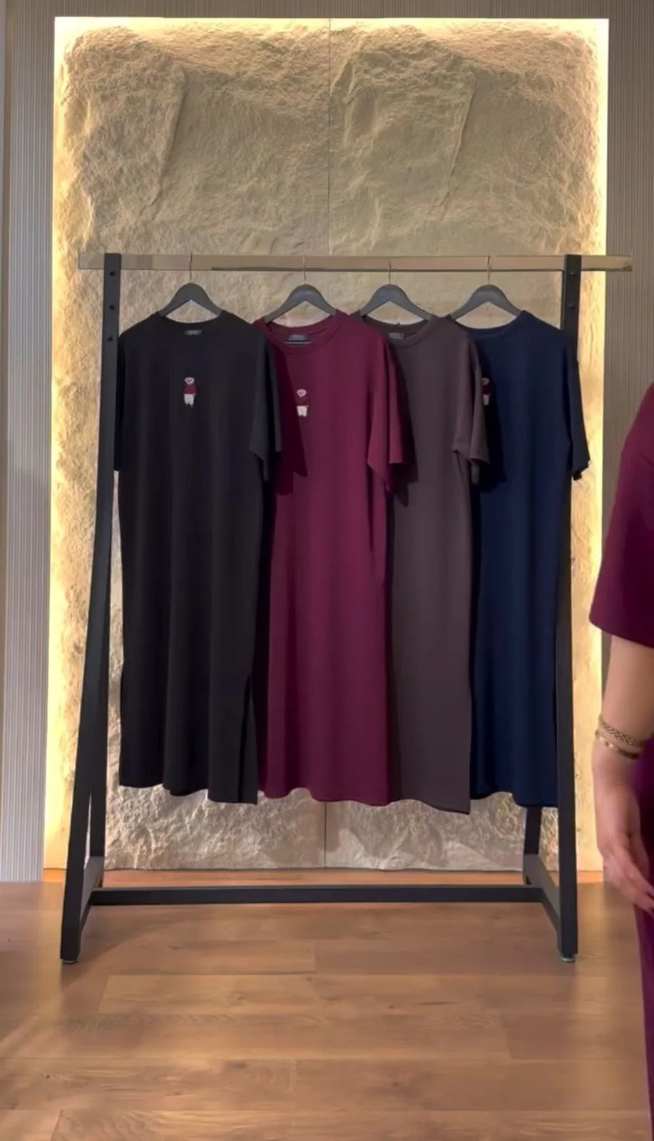 Short-sleeve jersey maxi dresses featuring an embroidered bear motif on the chest 03