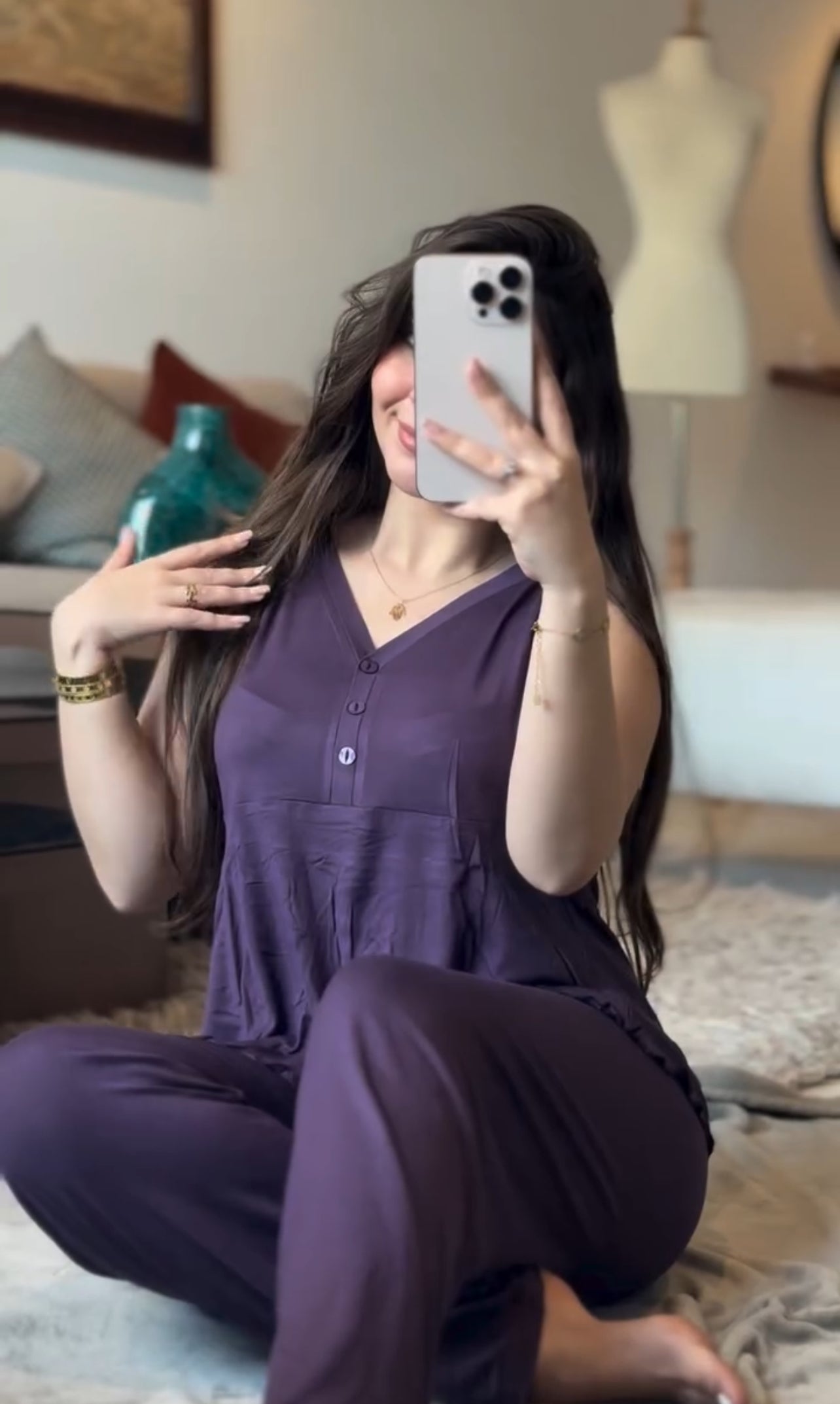 Sleeveless V-neck lounge set featuring a button-down pleated top and coordinating relaxed-fit trousers 01