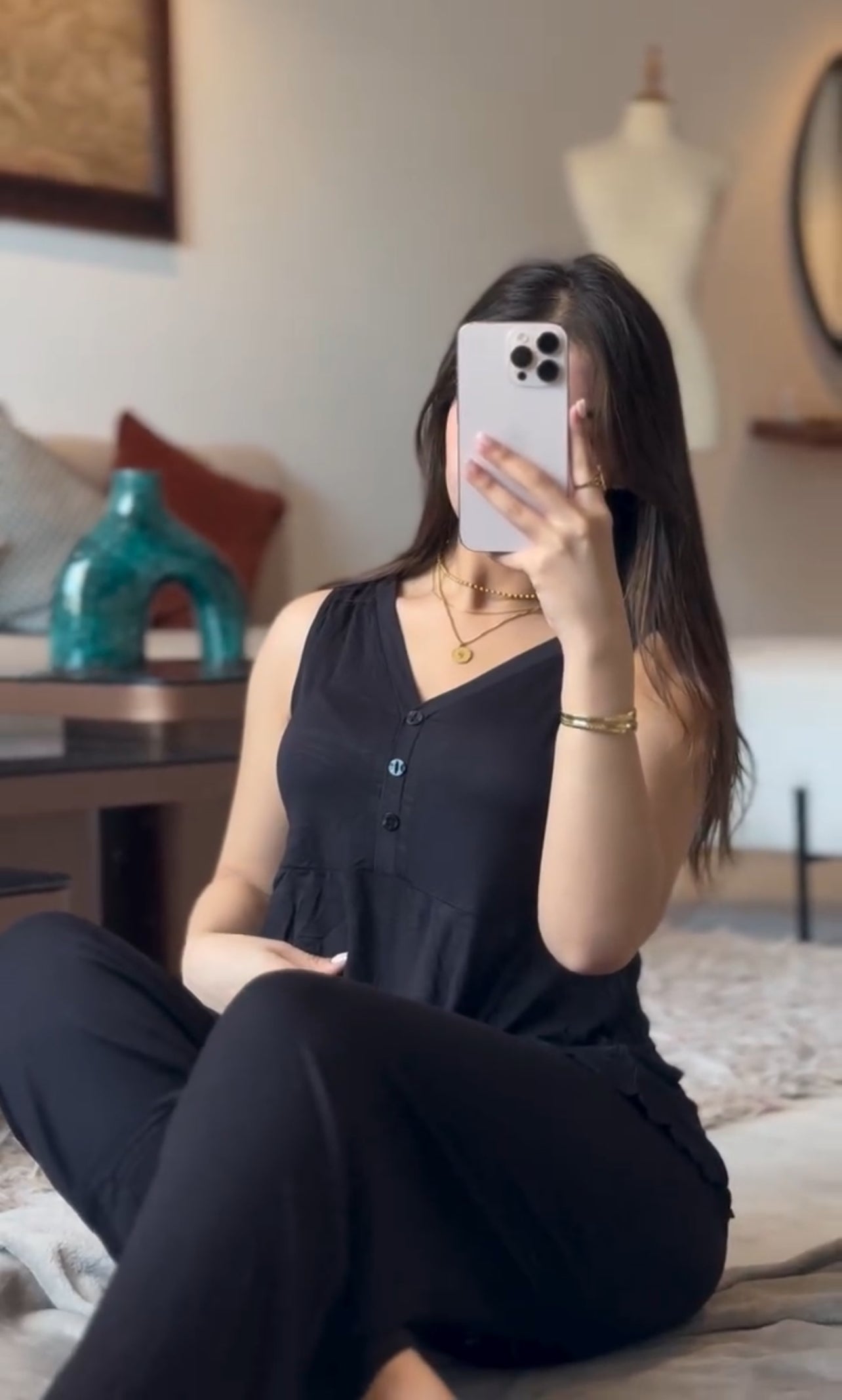 Sleeveless V-neck lounge set featuring a button-down pleated top and coordinating relaxed-fit trousers 03