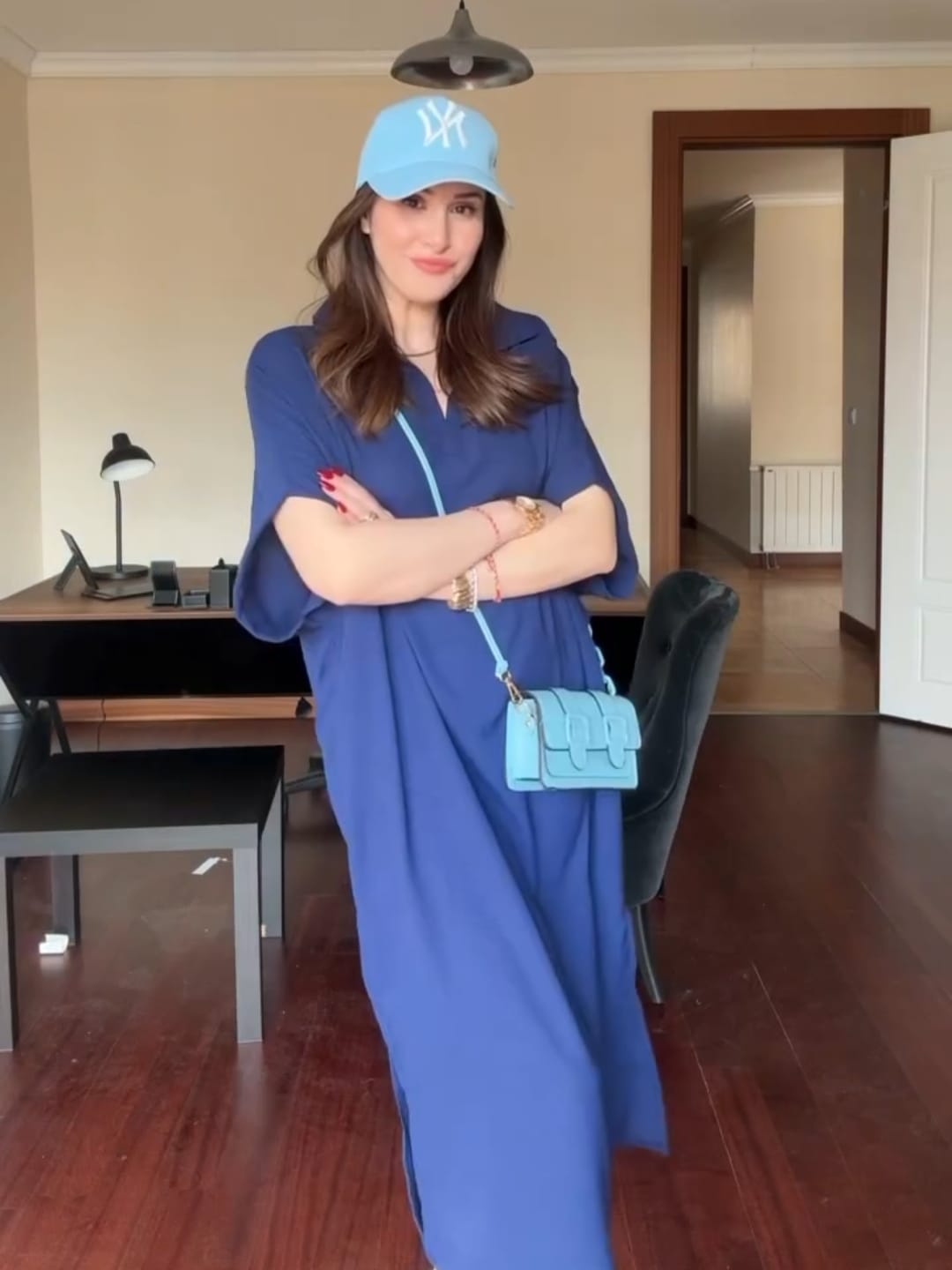 women black loose kaftan dress casual summer outfit relaxed fit modest wear short sleeve comfortable stylish everyday look with hat and tote bag 05